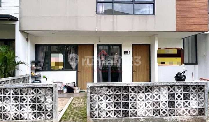 Townhouse Modern Minimalis, Lokasi Strategis nempel Stasiun