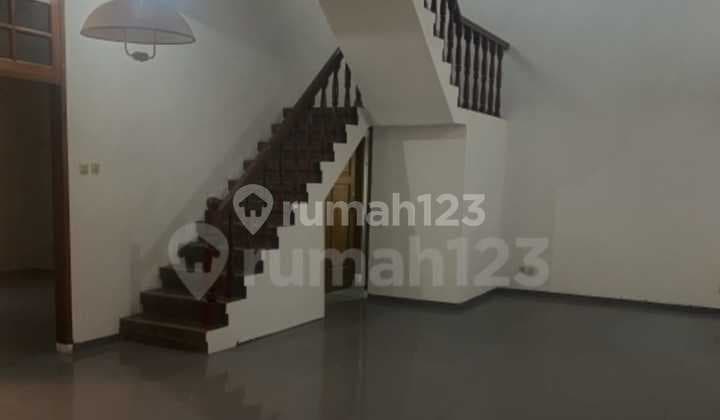 Rumah 2 Lantai Cocok untuk Kantordan Hunian di Jakarta Selatan