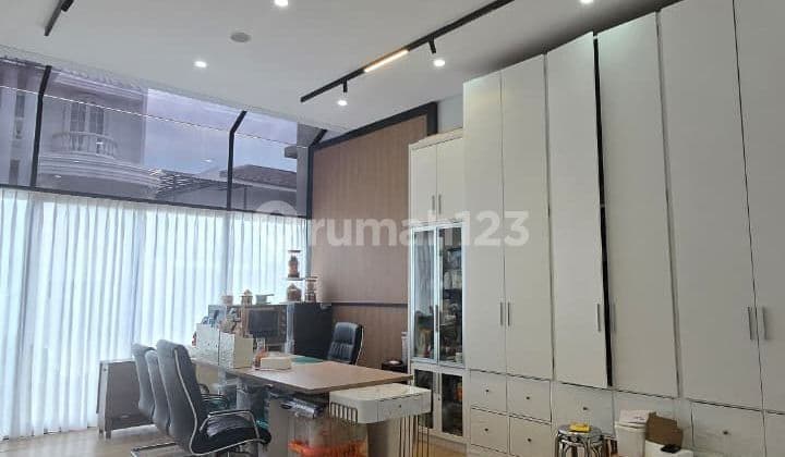 Rumah Sutera Victoria Alam Sutera, Luas 330M, Pool, Hoek, Siap Huni, Bangunan Mandiri