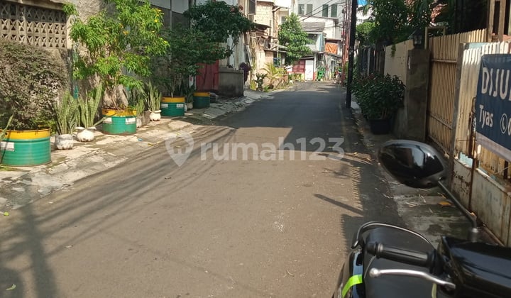 Rumah Lama Dilokasi Strategis, Cocok untuk Bikin Kos Kosan