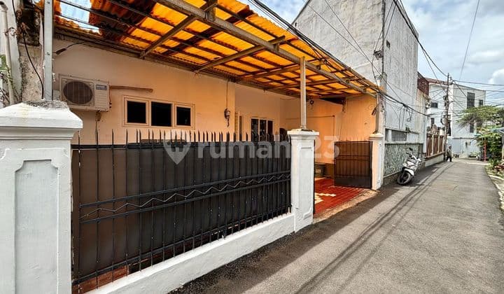 Rumah siap huni dilokasi strategis, dekat taman dijual cepatat