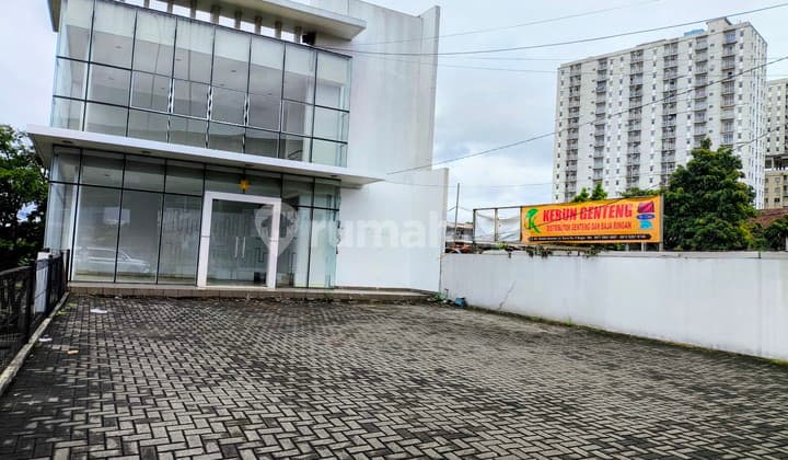 Disewakan Gedung 3 Lt Pinggir Jalan Iskandar Soleh Dekat Saung Kuring
