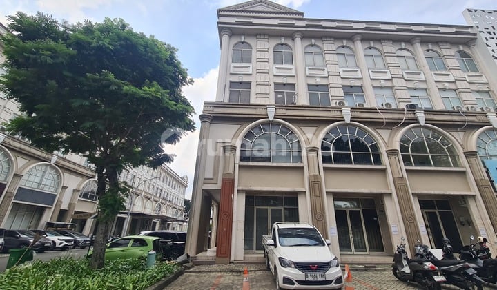 Disewakan Ruko Green Lake City Hoek 6X15, Ada Lift Barang Depan Jalan Utama