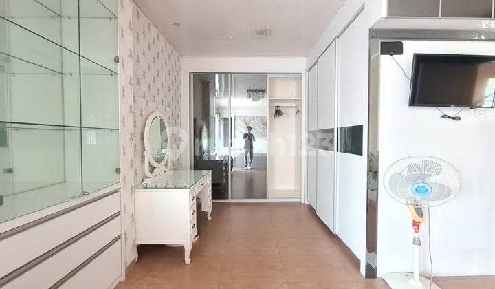 15X18 Rumah Hoek 3 Lantai Fully Furnished Interior Mewah di Green Lake City