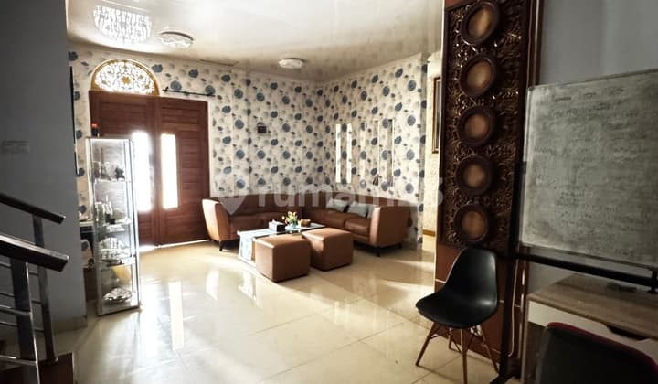 Dijual Rumah 2 lamtai Full Renovasi di depan taman, Grand Wisata, Bekasi