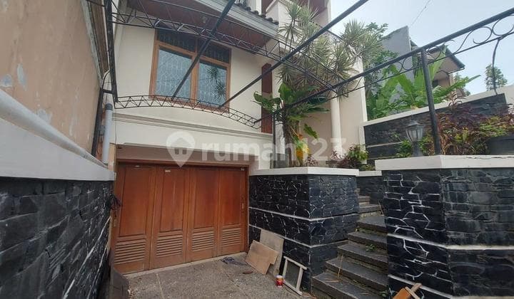 3-Story House, Fully Renovated in Dago Wing.
