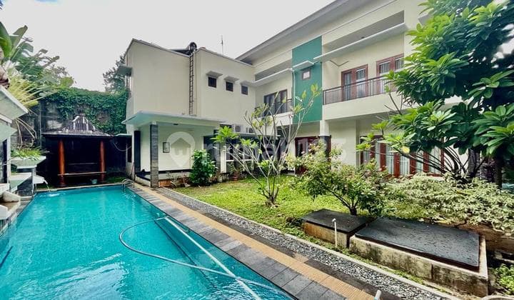 Rumah Menteng Cantik Modern Kolam Renang