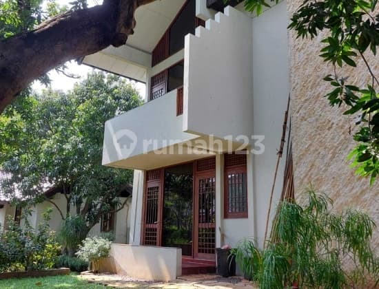 Rumah mewah dan terawat, lingkungan eksklusif