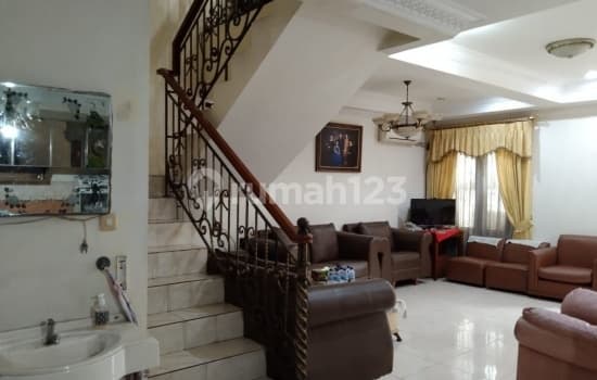 Classic 3-Story House South-Facing Building Direction Elite Location in Puri Indah