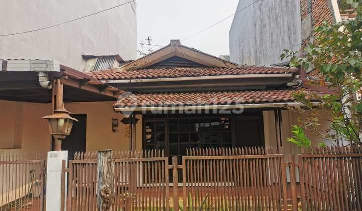 Rumah Tua Dijual Harga Tanah di Perumahan Elit