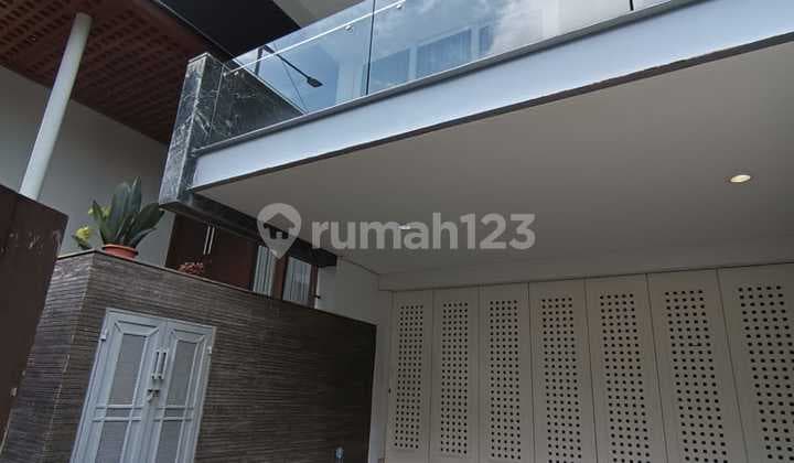 Rumah Minimalis 4 Lantai interior modern di dalam Cluster Baru