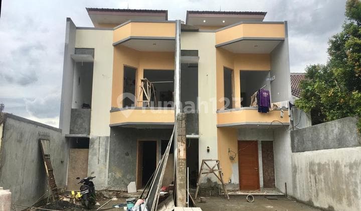 Rumah 2 Lantai Baru Hadap taman Lokasi Bagus Parkir Luas