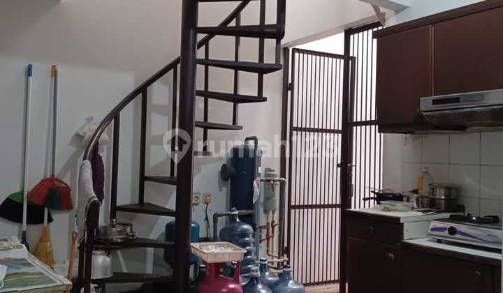 Rumah 2 Lantai Lokasi Bebas Banjir jalan lebar, aspal mulus