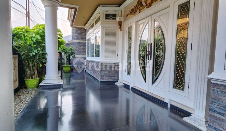 4-story house Large sturdy building strategic location