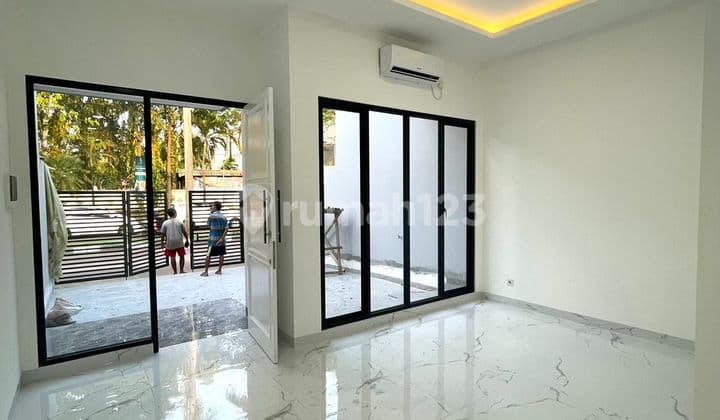 Rumah Desain Mewah di Taman Villa Meruya Area Jakarta Barat