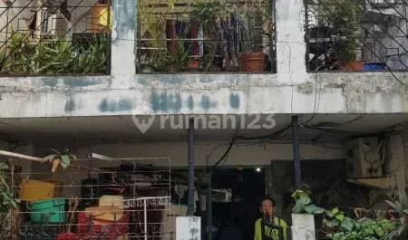 Rumah Tua Kamar 4. Kamar Mandi 2 Berlokasi di Kebon Kacang, Jakarta Pusat