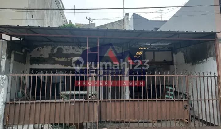 Old House with Land Needing Renovation in Cipinang, East Jakarta