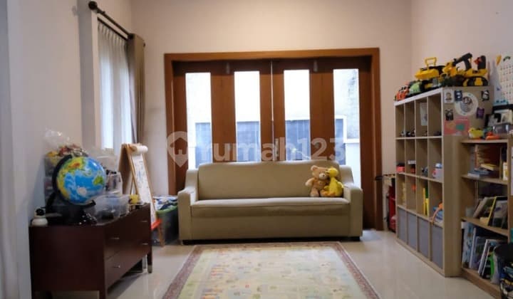 `rumah Lebak Bulus: Halamannya Luas, Drama Hidup Jadi Menciut!`