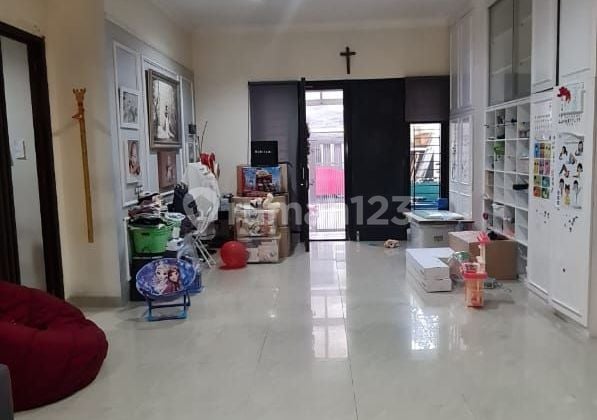 Permata Buana House is ready to occupy.
Jl. Pulau Bira 2
Land area: 136m²
Size: 8m x 17m
2 floors