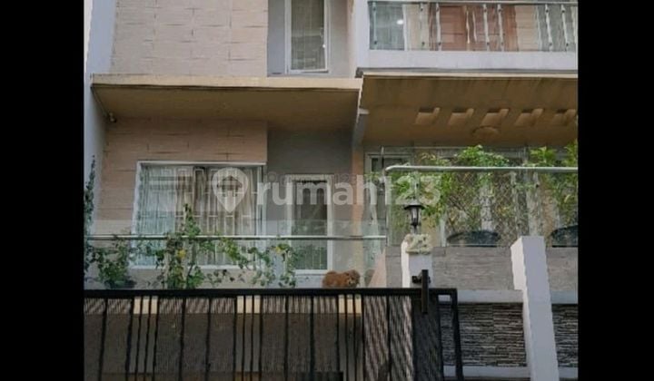 Rumah 3 1/2 Lt , Siap Huni , Swimming Pool