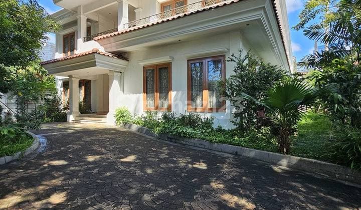 Rumah Bergaya Klasik Modern, Posisi Hook Lokasi Di Kuningan