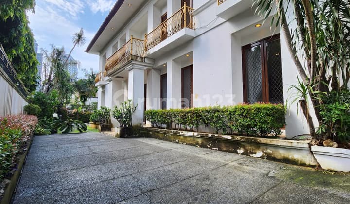 Rumah Bagus Posisi Hook SHM di Simprug Golf, Jakarta Selatan