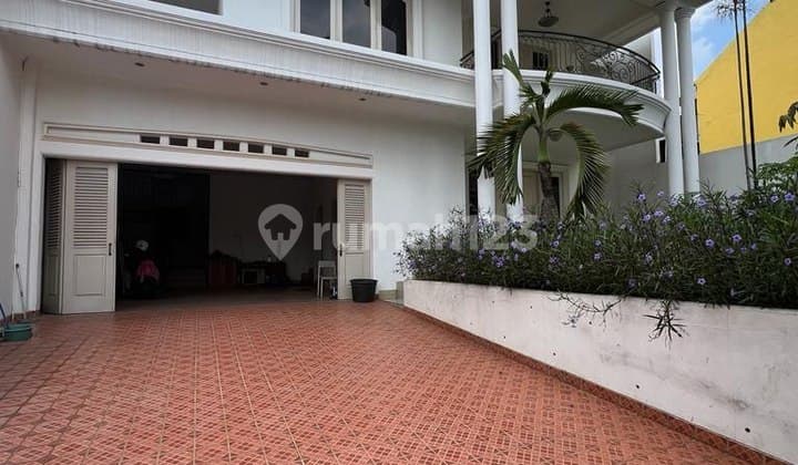 Rumah Classic Lokasi Strategis di Cipete