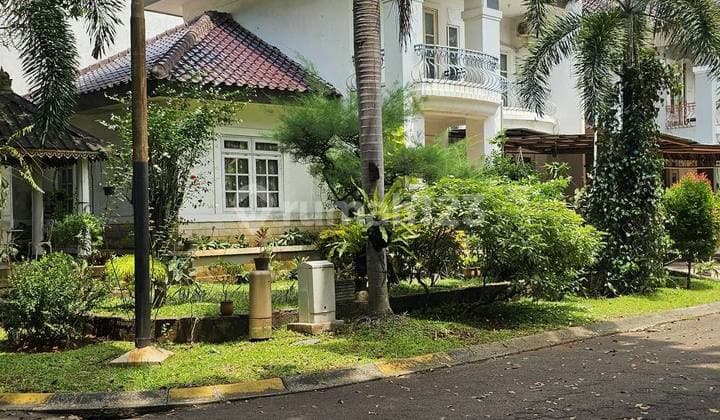 Hoek House in Senayan Bintaro, Land Area 238m², One Gate System