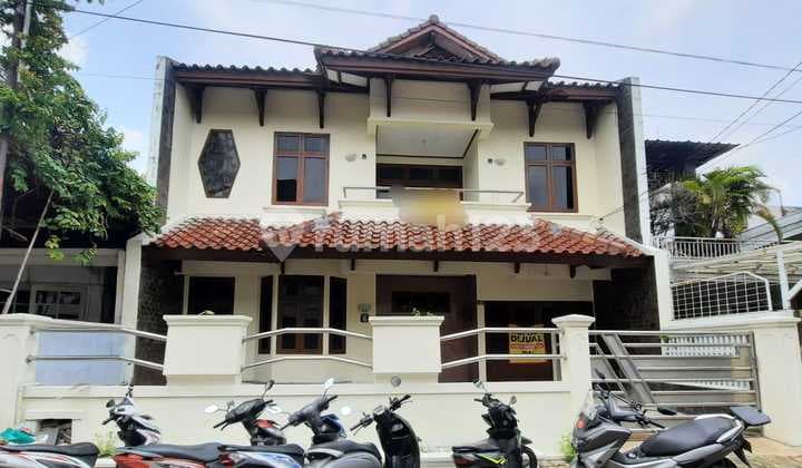 Old House Suitable for Living, 2-Storey Building Near PIM.