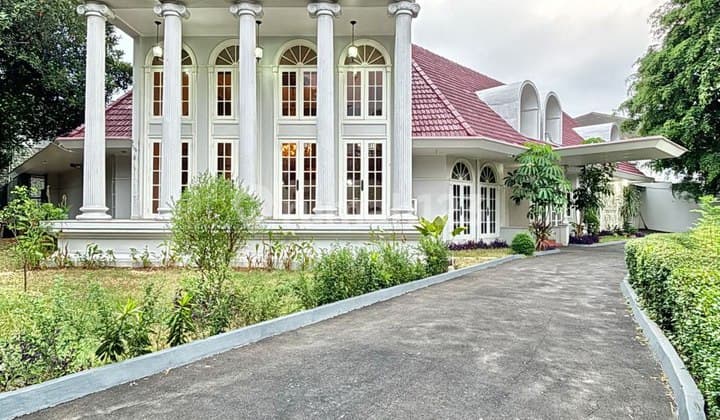 Rumah Mewah 2 Lantai Design Klasik Dalam Komplek Di Simprug