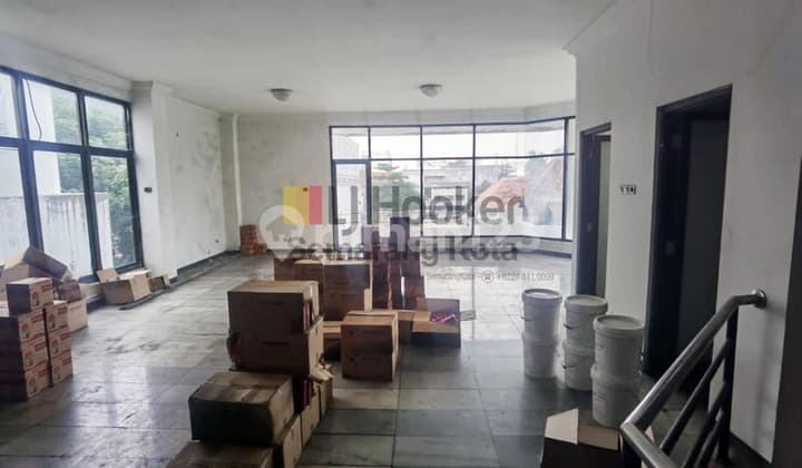 Bangunan gudang di daerah jalan Karanganyar