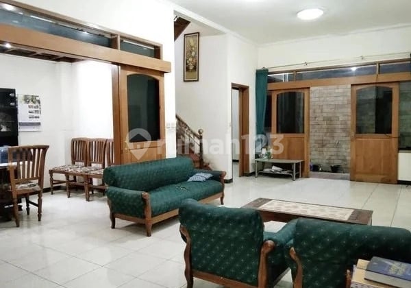 Rumah 2 Lantai S H M, Dekat Kampus Pasim di Pasteur Kota Bandung.