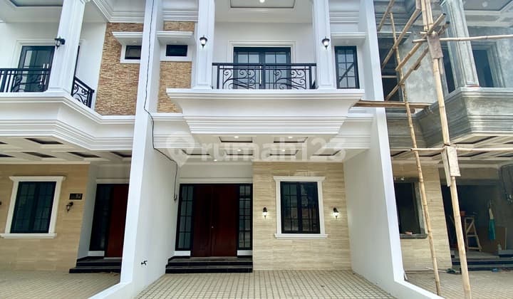 Dekat Akses LRT Rumah 2 Lantai Lokasi Pinggir Jalan Raya