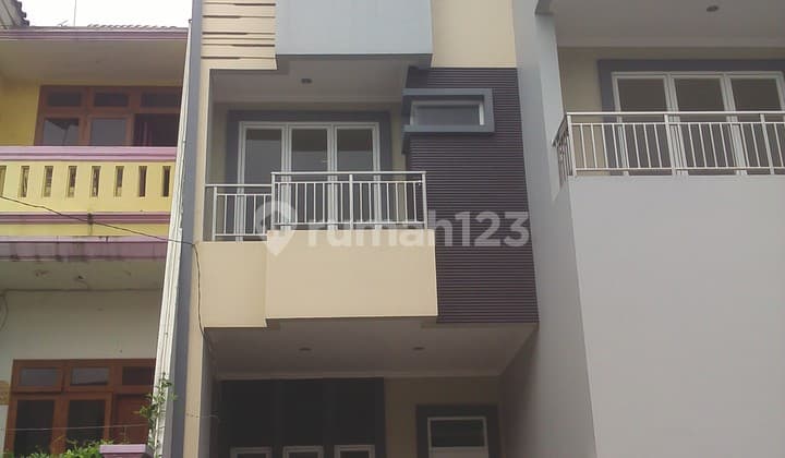 Rumah 4 Lantai Bagus SHM di Taman Surya 5, Jakarta Barat