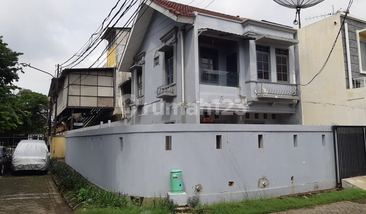 Rumah Huk di Taman Palem Lestari, Jakarta Barat