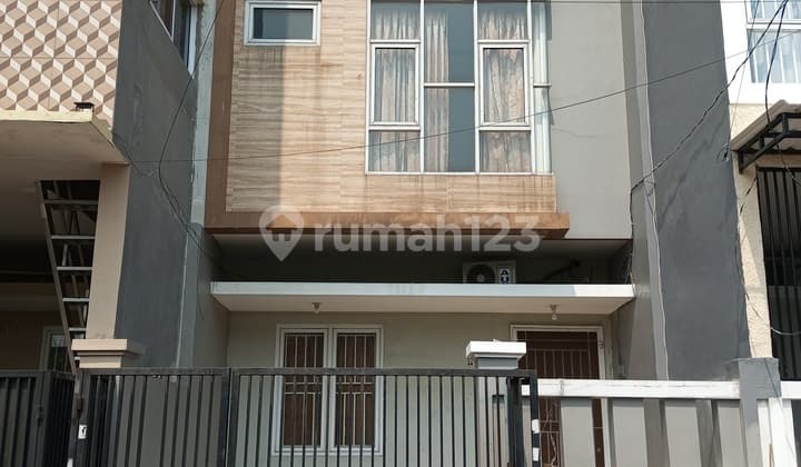 Rumah Bagus SHM Taman Surya, Jakarta Barat