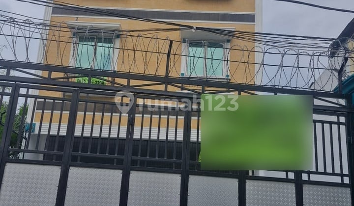 Rent 4.5-Story Shop House on Latumenten Raya