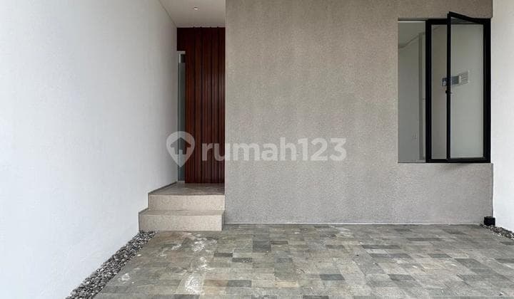New Industrial Modern Design House Near Highway