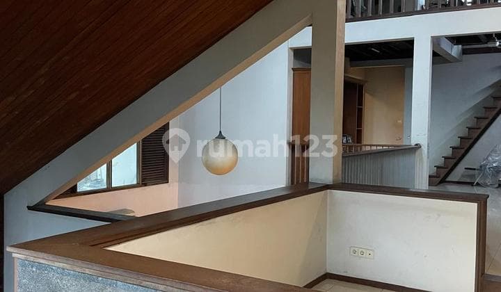 Rumah Mewah Rasa Villa Halaman Luas Dekat MRT Lebak Bulus