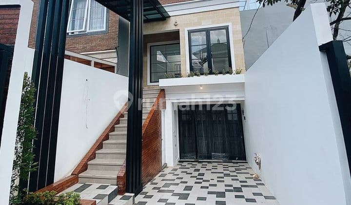 Rumah Tropical Modern 3 Lantai Bintaro Jakarta Selatan