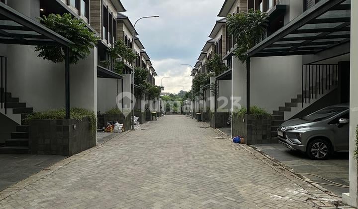 Rumah Baru Design Modern 3 Lantai Dekat Tol
