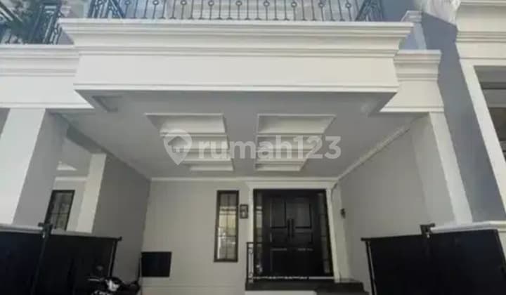 Rumah Sewa American Classic 2 Lantai Semi Furnish di Cipete