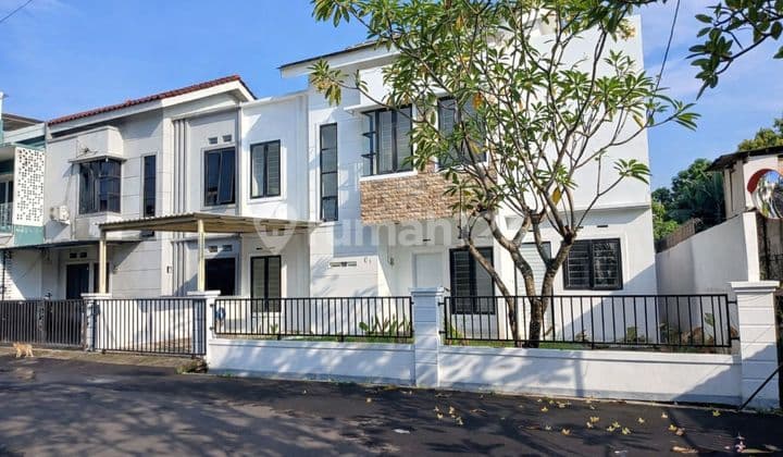 Rumah Bagus 2 Lantai Dalam Cluster Dekat Mall Bxc