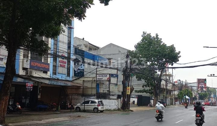 For Rent: Strategic Shop House in the Heart of Bandung City, Specifically on Jl Sunda, Near the Red Light at Simpang 5 Intersection. Premium Location with Busy Access and Suitable for Various Types of Businesses Such as Office, Retail, or Culinary.✨ Specifications:Land Area: 134 m²Building Area: