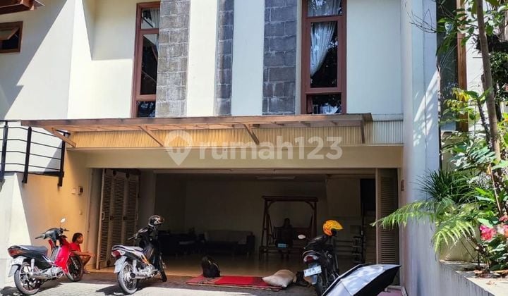 Dijual rumah siap huni 3 lantai full furnished di Ciumbuleuit