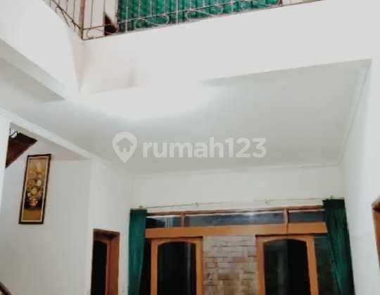 Dijual Rumah Besar 2 Lantai di Pasteur Bandung Carport 4 Mobil