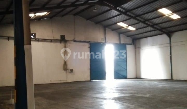 For rent: Warehouse in Ciracas, East Jakarta, Great and Strategic Location, Easy Access, Suitable for Containers, Near Kp. Rambutan Toll and Cimanggis Depok Toll Access.