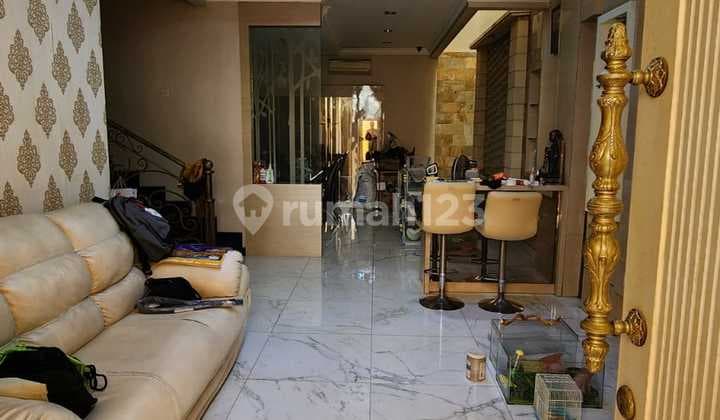 Rumah 3 Lantai Bangunan Sendiri di Muara Karang Siap Huni