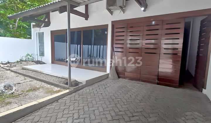 Rumah Lama Terawat Dalam Komplek Lebak Bulus