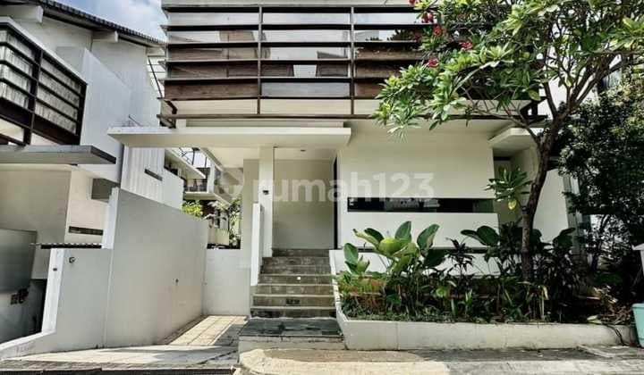 Prime Area Karya Arsitek Andra Martin Exclusive Townhouse